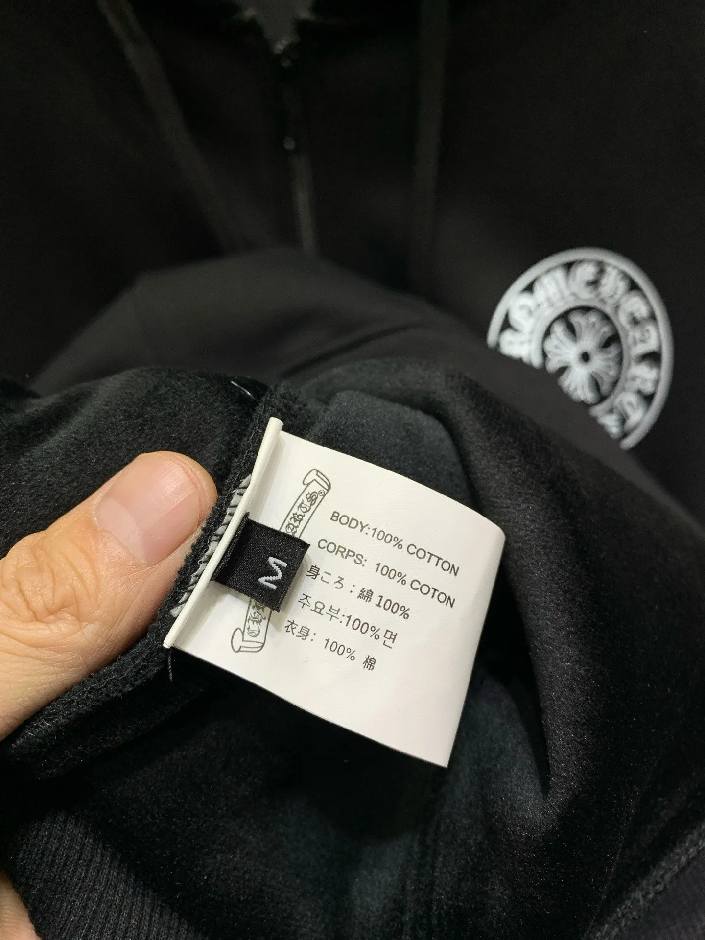 🅿️300 🀄️ Chrome Hearts Chrome Hearts Chrome New York City limited zipper jacket. Purchased and developed on the official website at 7999. 400 grams of pure cotton➕silver fox velvet. The fabric is made of 400 grams of thin velvet coarse fish scale fabric. The printing is based on the original version and is printed with hand glue. The finished product is brushed and washed to shape. It feels excellent. Real antique silver and aged chain heads. The overall routing is straight and delicate. The fabric is comfortable and soft. The color is consistent and has no color difference. Can be matched with the same style to create a fashionable look, suitable for various occasions. Customized accessories. Complete with three standards. Same style for men and women.